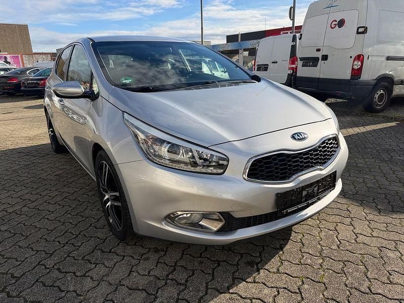 Silber Gebraucht 2014 Kia Ceed Limousine | 9.990 € (Fairer Preis) - Bild 1/4