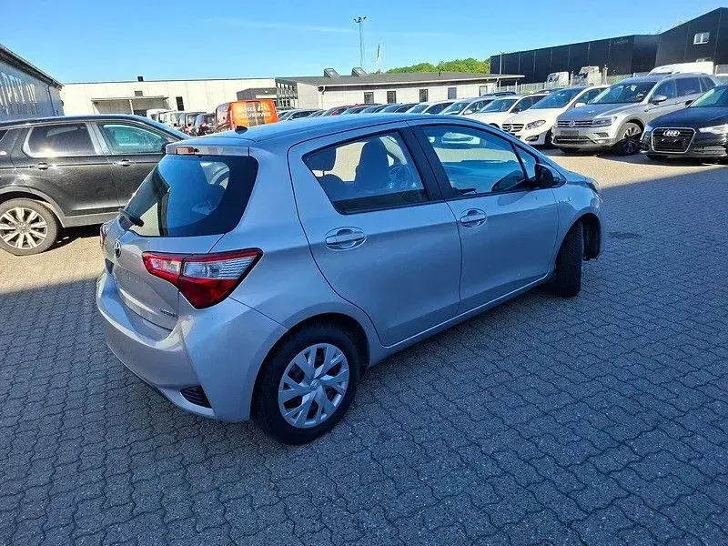 Gebraucht Toyota Yaris Hybrid Basis 75 PS (55 kW) 2020 Silber Limousine