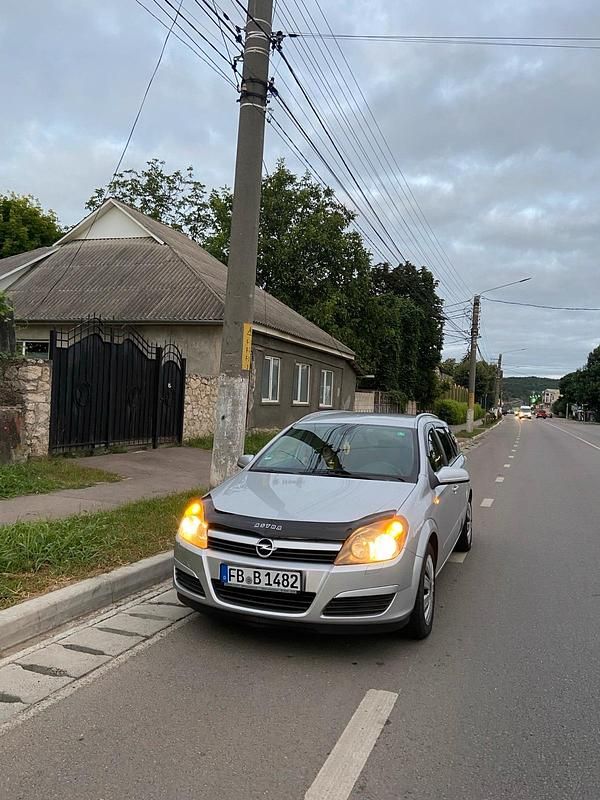 Grau Gebraucht 2004 Opel Astra Kombi | 1.800 € - Bild 1/4