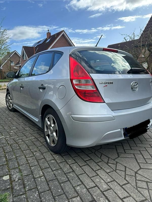 Gebraucht Hyundai i30 105 PS (77 kW) 2011 Silber Kleinwagen