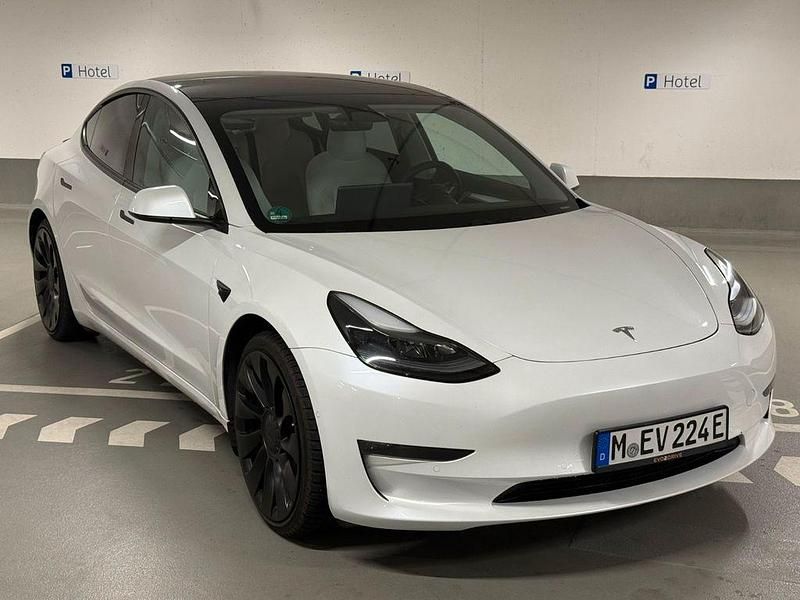 Weiß Gebraucht 2021 Tesla Model 3 Performance Limousine | 29.600 € (Teuer) - Bild 1/4