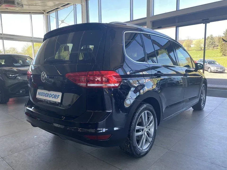 Gebraucht VW Touran Highline 150 PS (110 kW) 2020 Deep black perleffekt Van / Kleinbus