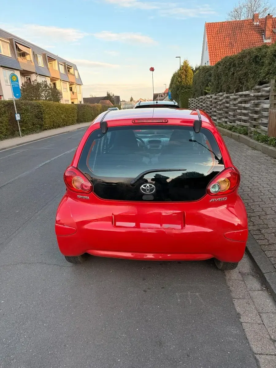 Gebraucht Toyota Aygo 68 PS (50 kW) 2007 Rot Kleinwagen