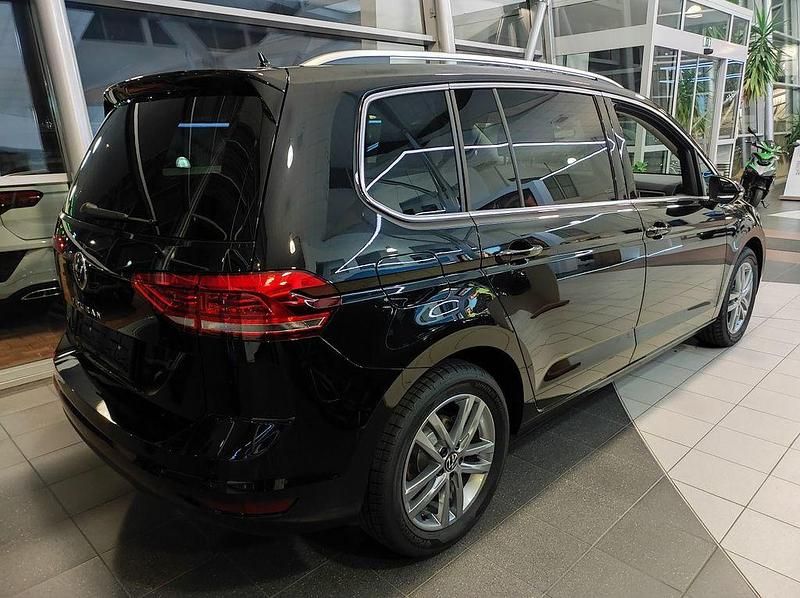 Neu VW Touran Comfortline 150 PS (110 kW) 2026 Schwarz Van / Kleinbus