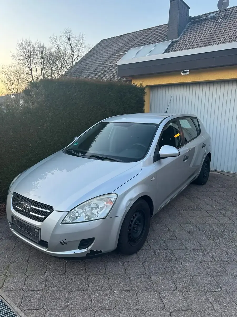 Second-hand Kia Ceed LX 109 CP (80 kW) 2008 Gri Hatchback