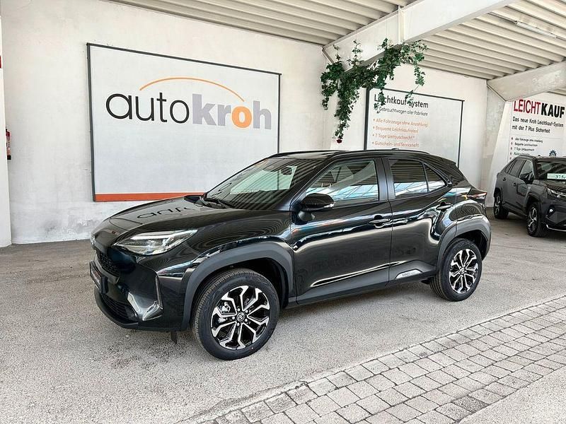 Schwarz Neu 2025 Toyota Yaris Cross Team SUV | 30.760 € (Etwas zu teuer) - Bild 1/4