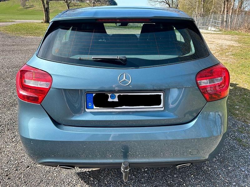 Gebraucht Mercedes A200 136 PS (100 kW) 2013 Blau Limousine