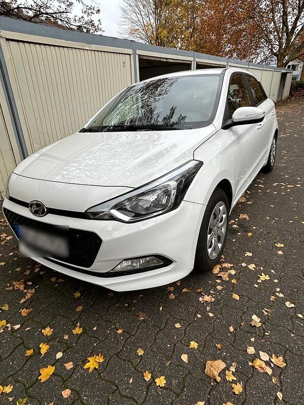 Weiß Gebraucht 2017 Hyundai i20 Kleinwagen | 8.350 € (Fairer Preis) - Bild 1/4