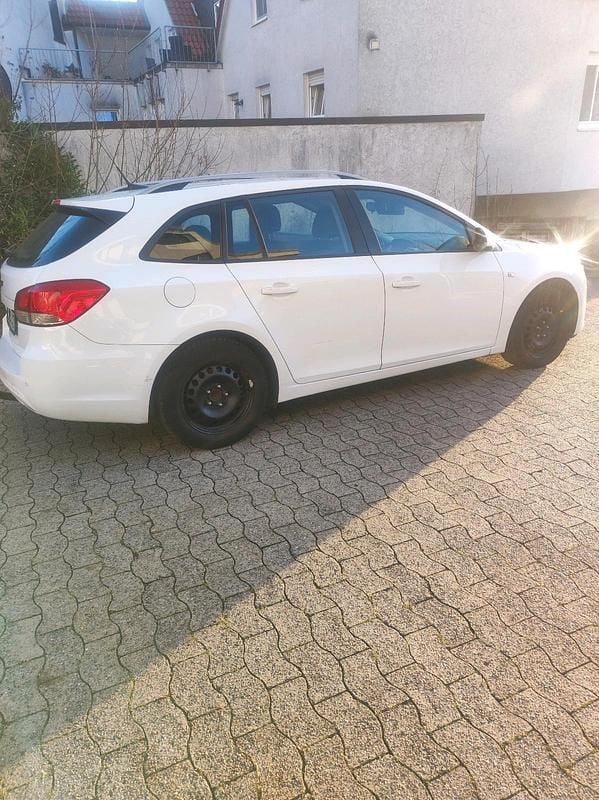 Weiß Gebraucht 2013 Chevrolet Cruze Kombi | 3.999 € (Guter Preis) - Bild 1/4