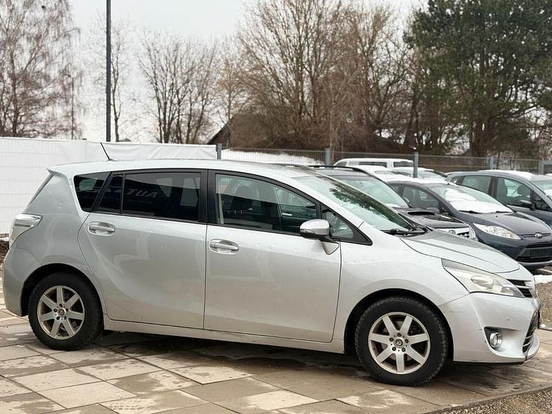 Gebraucht Toyota Verso Life 124 PS (91 kW) 2013 Silber Van / Kleinbus