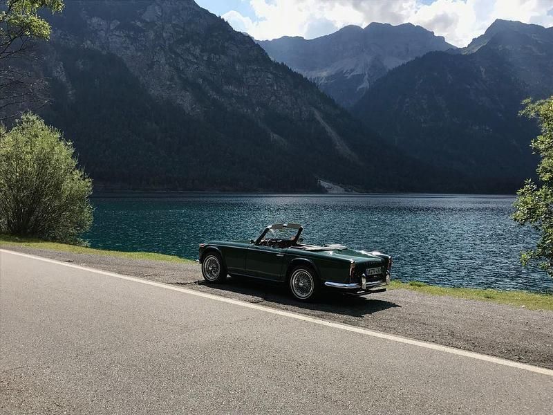 Grün Gebraucht 1966 Triumph TR4 Cabrio | 38.900 € - Bild 1/4
