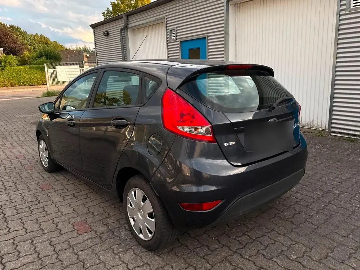 Gebraucht Ford Fiesta 70 PS (51 kW) 2010 Grau Kleinwagen