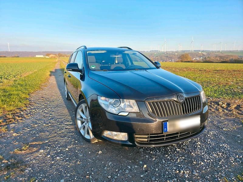 Schwarz Gebraucht 2012 Skoda Superb Family Kombi | 8.999 € (Etwas zu teuer) - Bild 1/4