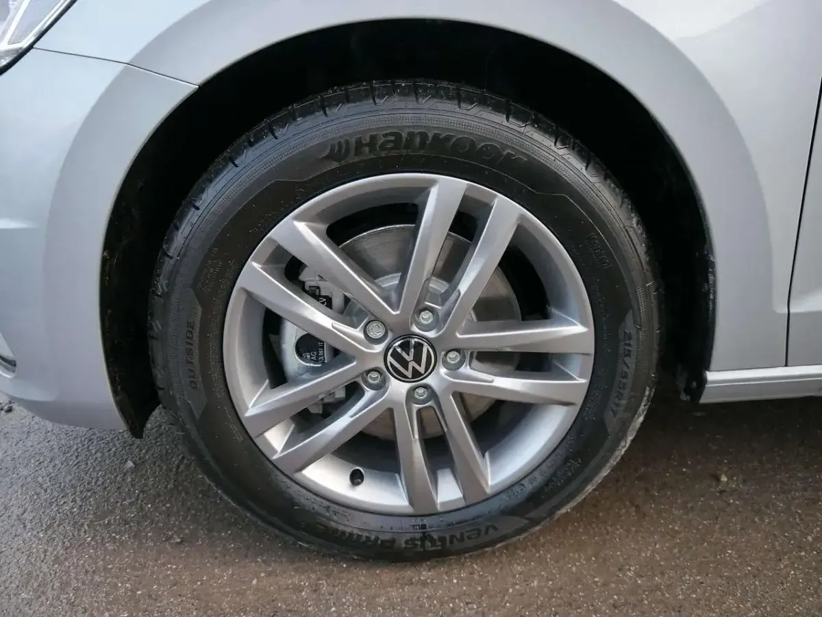 Neu VW Touran Comfortline 150 PS (110 kW) 2026 Oyster silver metallic Van / Kleinbus
