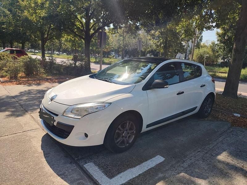 Weiß Gebraucht 2010 Renault Mégane Authentique Limousine | 4.000 € (Fairer Preis) - Bild 1/4