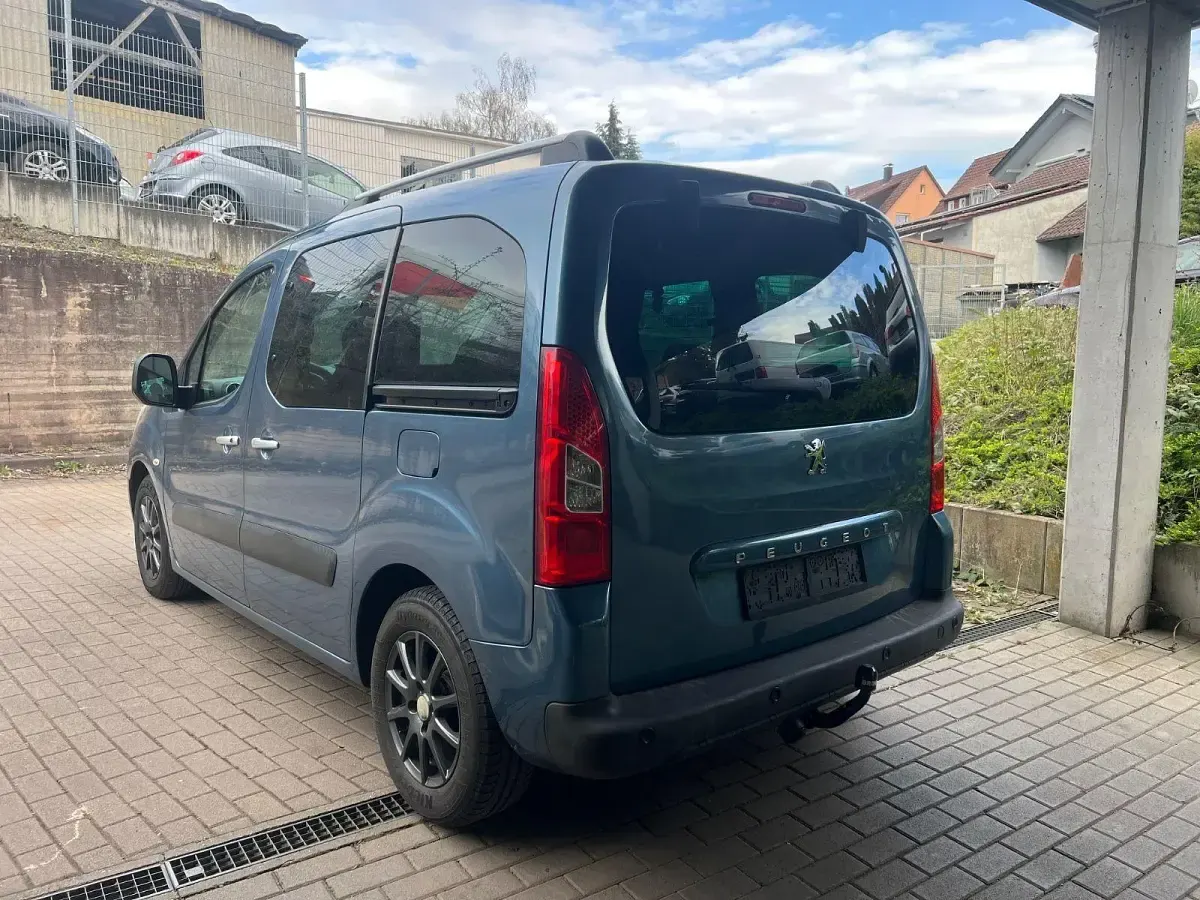 Gebraucht Peugeot Partner Tepee Family 111 PS (81 kW) 2011 Blau Van / Kleinbus