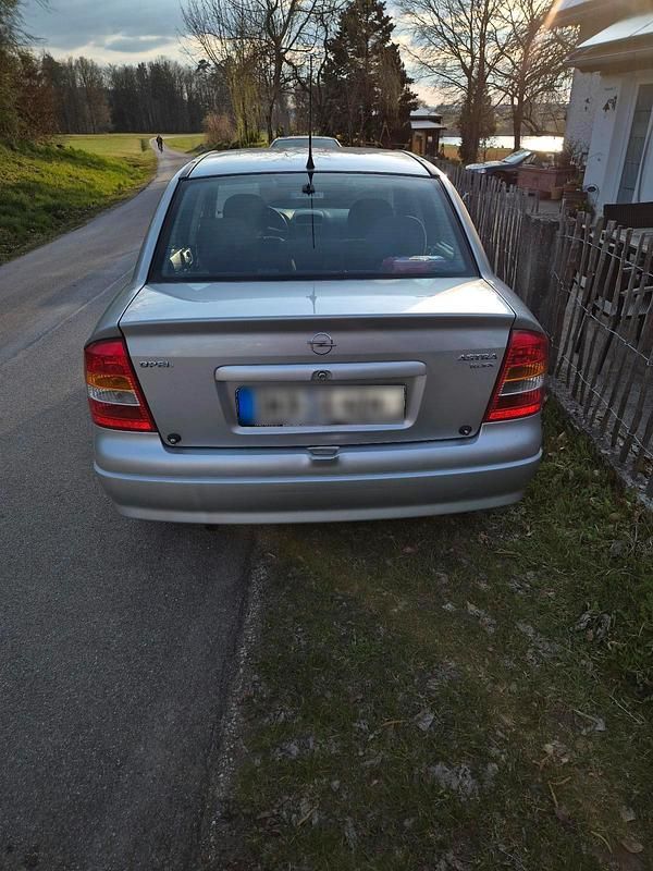 Gebraucht Opel Astra 101 PS (74 kW) 1999 Silber Limousine