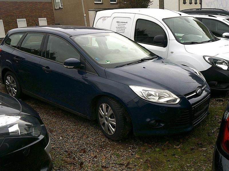 Blau Gebraucht 2014 Ford Focus Ambiente Limousine | 2.900 € (Superpreis) - Bild 1/4