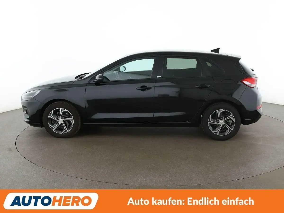 Gebraucht Hyundai i30 Intro Edition 110 PS (80 kW) 2020 Schwarz Limousine