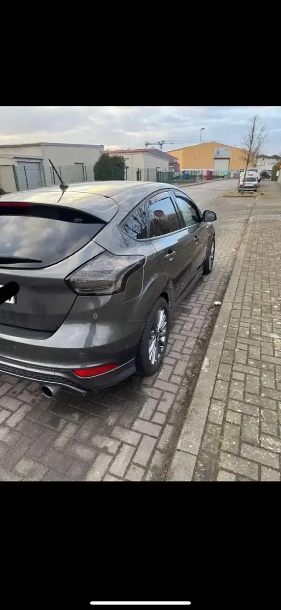 Używany Ford Focus ST-Line 150 KM (110 kW) 2017 Szary Sedan/Limuzyna