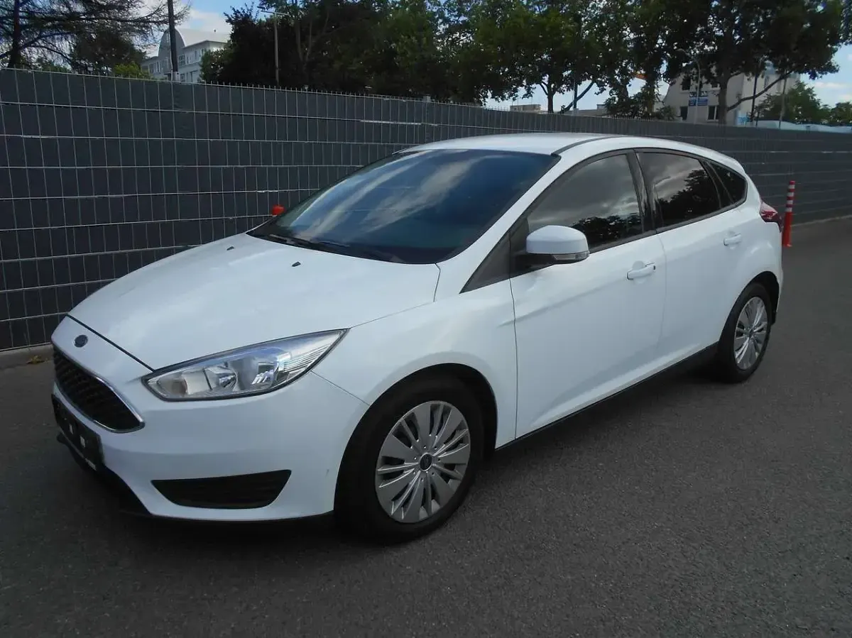 Gebraucht Ford Focus Trend 101 PS (74 kW) 2016 Frostweiß Kleinwagen