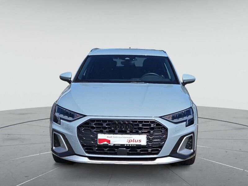 Pfeilgrau perleffekt Gebraucht 2024 Audi A3 Ambiente Limousine | 37.880 € - Bild 1/4