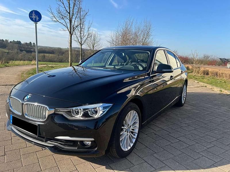 Black sapphire metallic Gebraucht 2018 BMW 320 Luxury Line Limousine | 19.450 € (Fairer Preis) - Bild 1/4