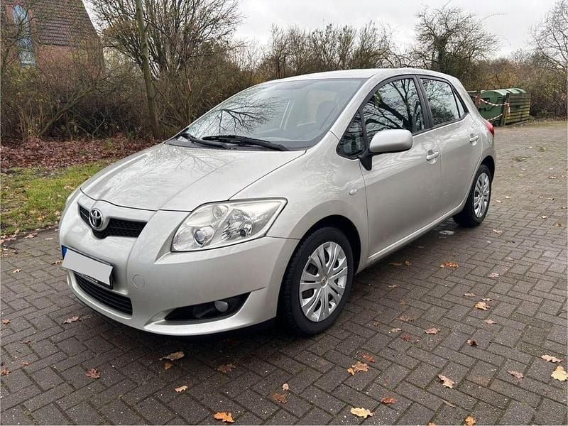 Grün Gebraucht 2009 Toyota Auris Executive Limousine | 3.799 € (Superpreis) - Bild 1/4