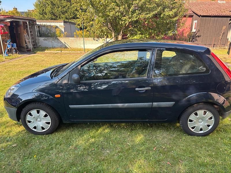 Blau Gebraucht 2006 Ford Fiesta Kleinwagen | 700 € (Superpreis) - Bild 1/4