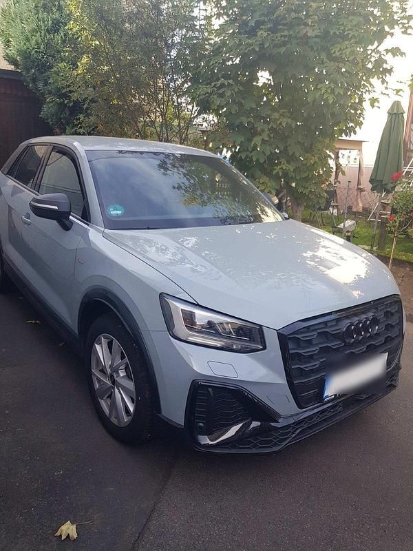 Grau Gebraucht 2024 Audi Q2 S-Line SUV | 26.000 € (Superpreis) - Bild 1/4