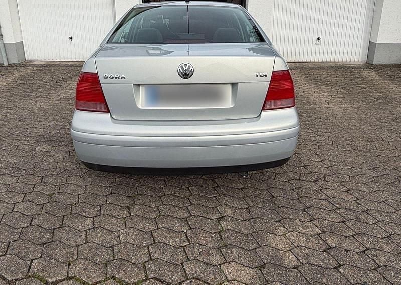 Second-hand VW Bora 90 CP (66 kW) 1999 Gri Berlinǎ