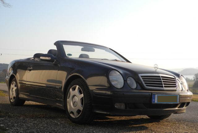 Schwarz metallic Gebraucht 2001 Mercedes CLK200 Elegance Cabrio | 8.200 € (Fairer Preis) - Bild 1/4