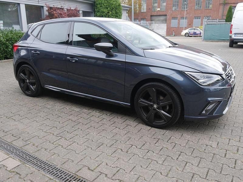 Grau Gebraucht 2021 Seat Ibiza Black Edition Limousine | 12.950 € (Superpreis) - Bild 1/4