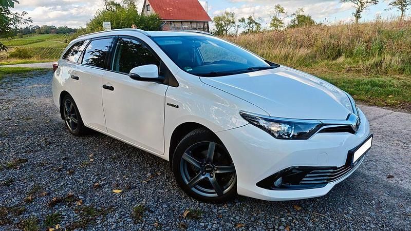 Weiß Gebraucht 2015 Toyota Auris Hybrid Limousine | 10.200 € (Fairer Preis) - Bild 1/4