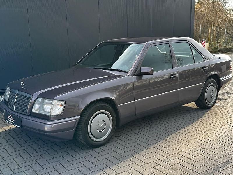Grau Gebraucht 1994 Mercedes E250 Limousine | 8.990 € - Bild 1/4