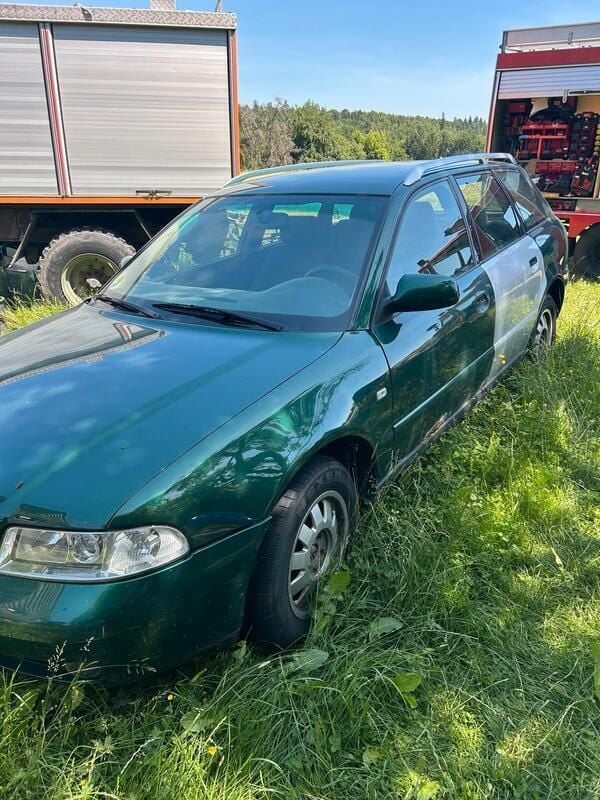 Grün Gebraucht 2000 Audi A4 Kombi | 550 € - Bild 1/3