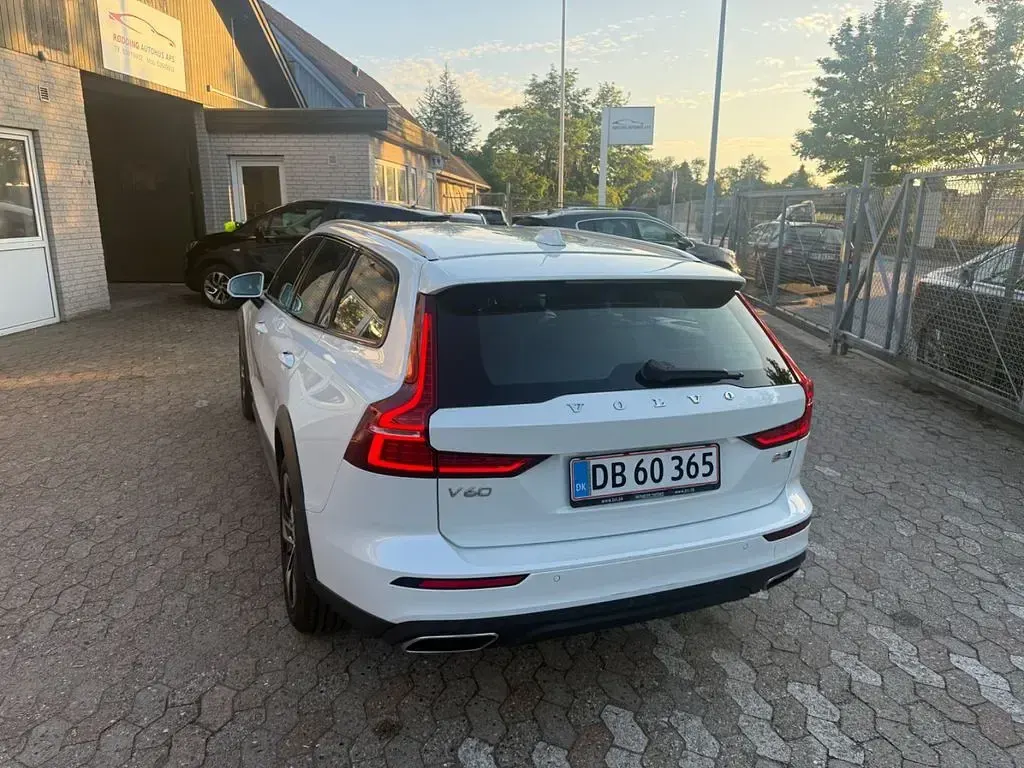 Gebraucht Volvo V60 CC Pro 197 PS (144 kW) 2021 Weiß Kombi