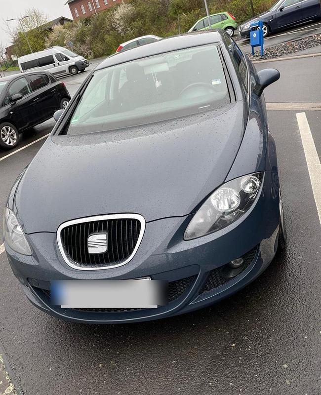 Grau Gebraucht 2011 Seat Leon Stylance Kleinwagen | 4.000 € (Guter Preis) - Bild 1/4