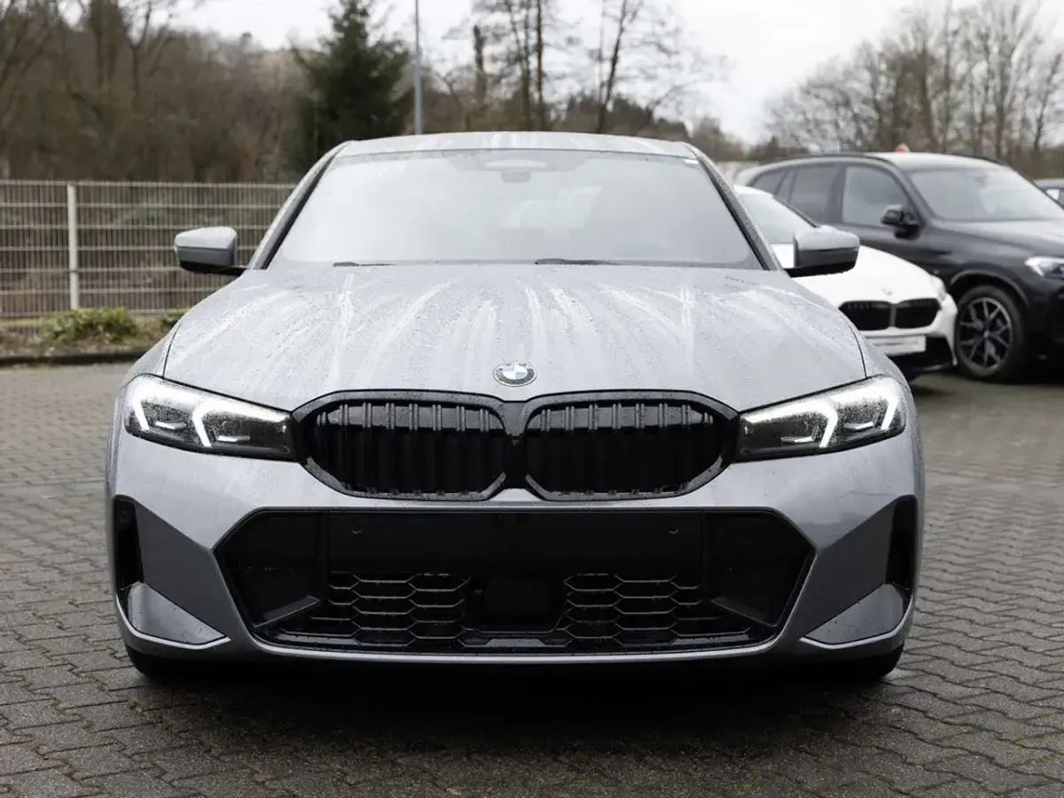 Neu BMW 330 M Sport 286 PS (210 kW) 2026 Skyscraper grau Limousine