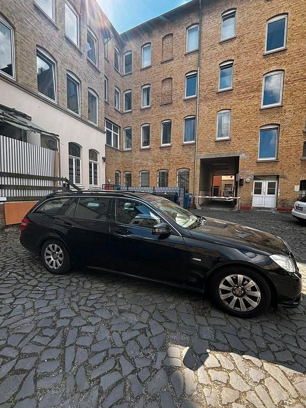 Schwarz Gebraucht 2010 Mercedes E220 Kombi | 4.500 € (Guter Preis) - Bild 1/4