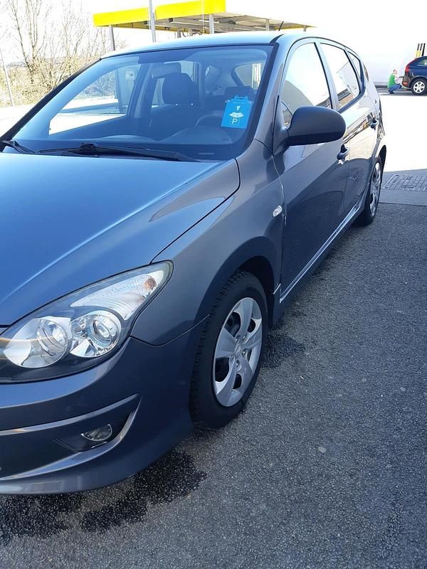 Grau Gebraucht 2010 Hyundai i30 Kleinwagen | 3.500 € - Bild 1/4