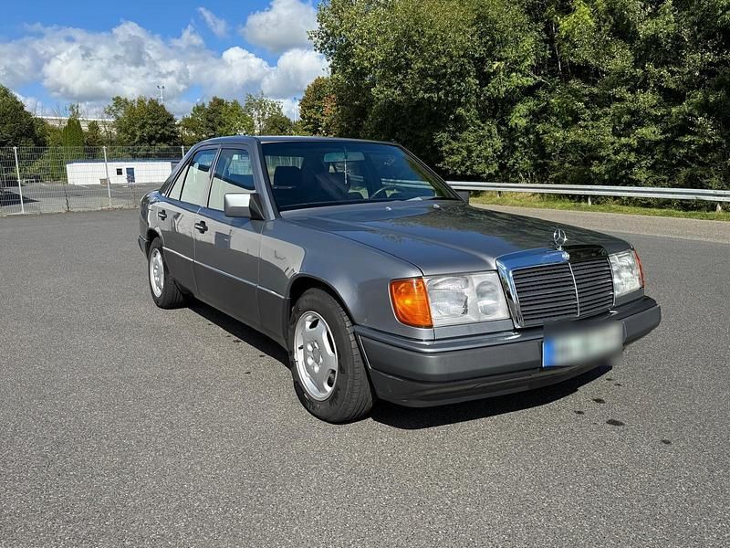 Grau Gebraucht 1990 Mercedes E230 Limousine | 5.290 € - Bild 1/4