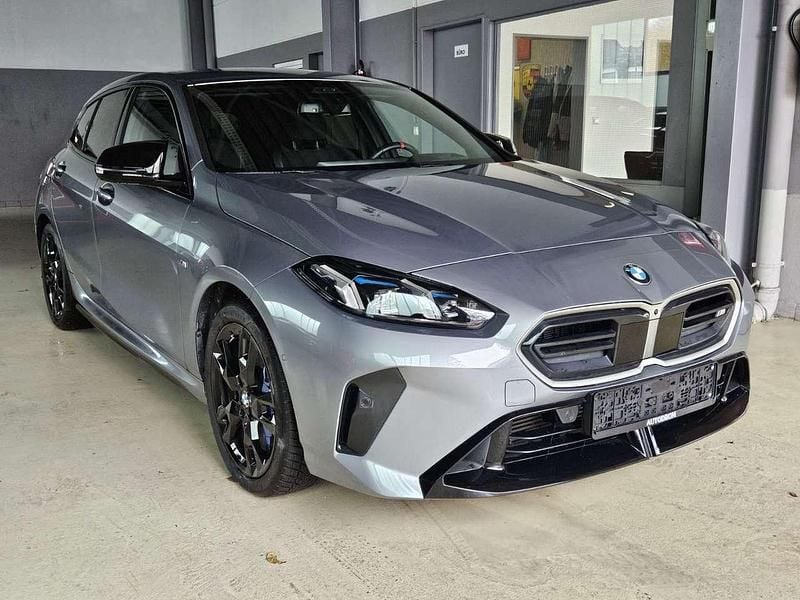 Skyscraper grau metallic Gebraucht 2024 BMW 135 M Sport Kleinwagen | 39.800 € (Fairer Preis) - Bild 1/4