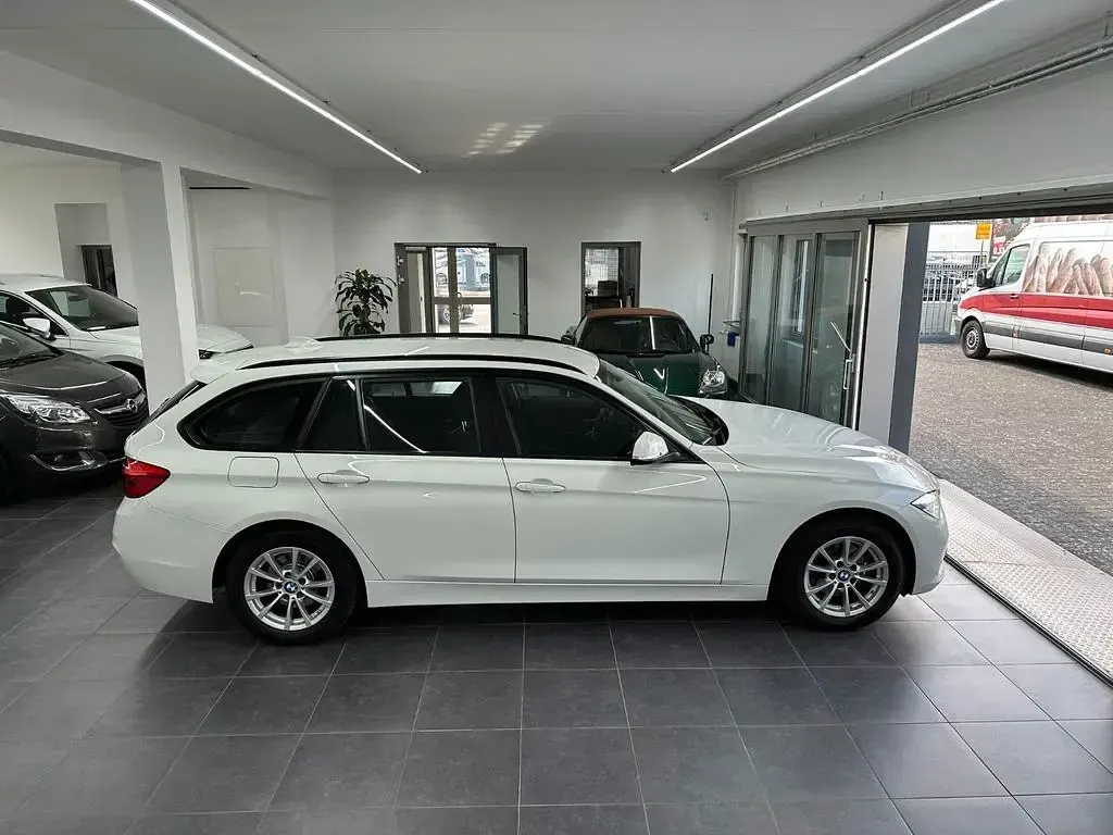 Używany BMW 318 Advantage 150 KM (110 kW) 2019 Biały Sedan/Limuzyna