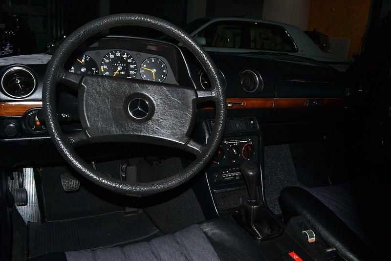 Gebraucht Mercedes E280 185 PS (136 kW) 1981 Rotschwarz Limousine