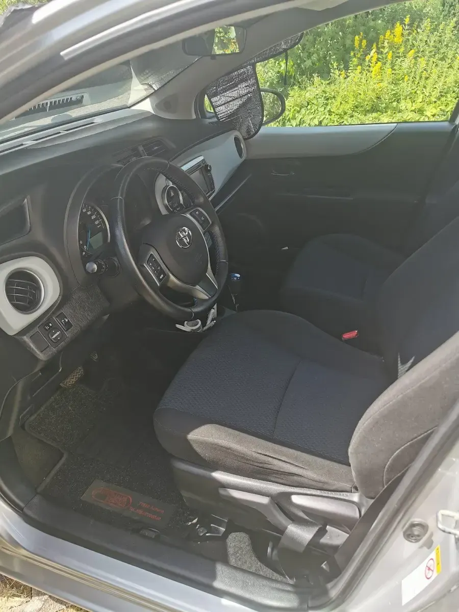 Gebraucht Toyota Yaris Hybrid 75 PS (55 kW) 2012 Silber Kleinwagen