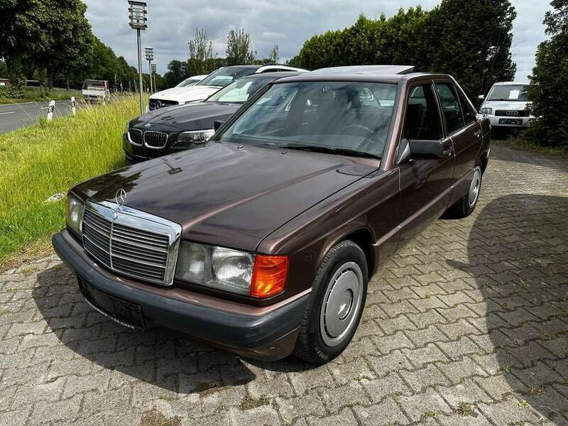Braun Gebraucht 1993 Mercedes 190 Limousine | 8.990 € - Bild 1/4