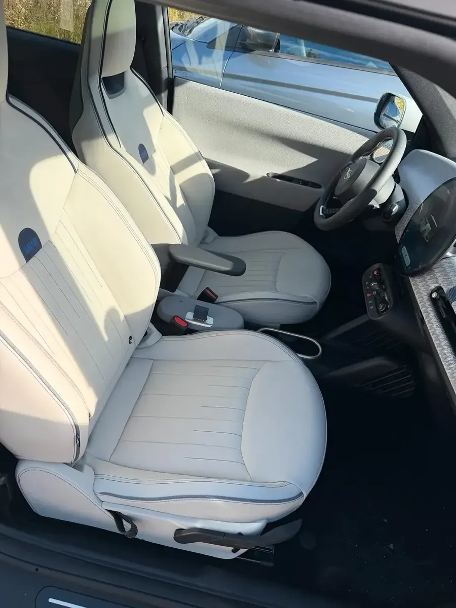 Neu Mini Cooper Favoured 135 kW (184 PS) 2025 Grün Kleinwagen