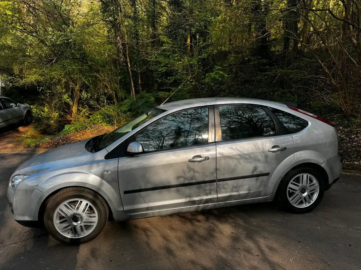 Używany Ford Focus 101 KM (74 kW) 2007 Srebrny Sedan/Limuzyna