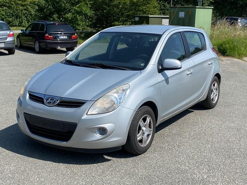 Gebraucht Hyundai i20 Classic 86 PS (63 kW) 2012 Silber Kleinwagen
